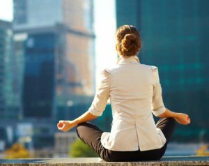 Impiegare cinque minuti per meditare durante il giorno può allenare la mente a sopportare stress e ansia. Prova una meditazione di cinque minuti per calmare l'ansia.