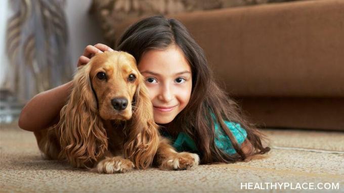 I benefici per la salute mentale degli animali domestici per i bambini di solito superano i problemi. Gli animali domestici possono insegnare empatia e aiutare l'ansia, l'attenzione e il controllo degli impulsi di un bambino.