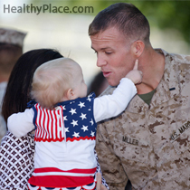 I bambini di veterani con PTSD da combattimento possono anche soffrire di sintomi da PTSD. Ecco alcuni consigli per genitori su come aiutare i figli dei genitori veterani.