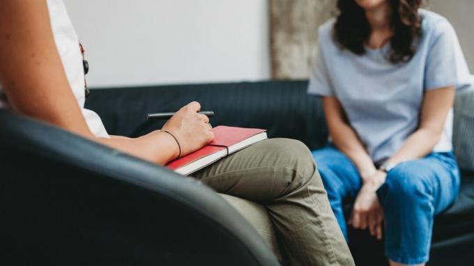 Sessione di psicoterapia, donna che parla con il suo psicologo in studio