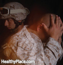 Il PTSD è spesso sofferto dai militari, ma il PTSD legato al combattimento non è l'unico tipo. Altre persone soffrono di traumi e PTSD.