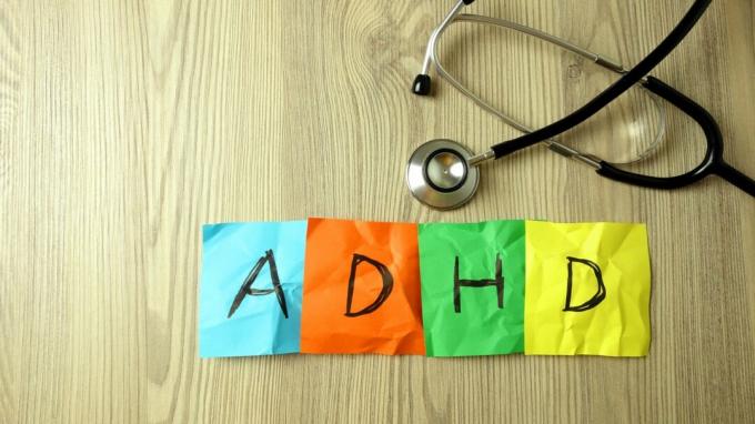 ADHD Disturbo da deficit di attenzione e iperattività Sigla scritta a mano su foglietti adesivi con stetoscopio