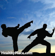 Le arti marziali possono essere una terapia per malattie mentali. La malattia mentale e le arti marziali, insieme, possono essere positive. Leggi come le arti marziali aiutano le malattie mentali.