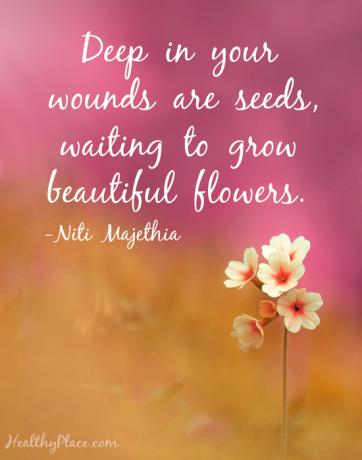 Citazione di malattie mentali - Nel profondo delle tue ferite ci sono semi, in attesa di far crescere bellissimi fiori.