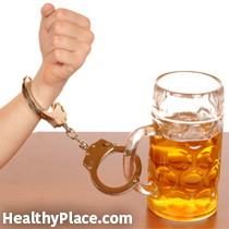 Gli stimmi sull'alcolismo rendono difficile riconoscere che hai un problema con l'alcol. Mettiti alla prova contro il mito: sei un alcolizzato? Leggi questo