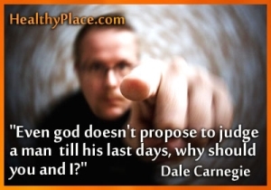 Citazione dello stigma di Dale Carnegie - Anche Dio non propone di giudicare un uomo fino ai suoi ultimi giorni, perché io e te?
