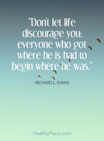 Affermazione del pensiero positivo che ci ricorda di farlo - Non lasciare che la vita ti scoraggi; tutti quelli che erano arrivati ​​dovevano iniziare dove si trovava.