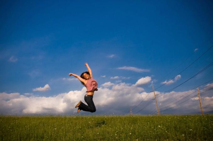 Le azioni positive porteranno a pensieri positivi e aiuteranno a creare una vita felice. È dimostrato che fare cose positive porta a una migliore salute mentale. Leggi questo