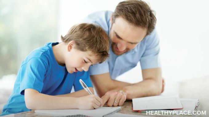 L'ADHD può influire sul successo di tuo figlio a scuola. Sintomi dell'ADHD, attenzione, impulsività e iperattività ostacolano l'apprendimento. Scopri come i genitori possono aiutare il loro bambino ADHD.