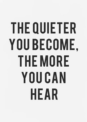 Per ridurre l'ansia, è importante tacere e ascoltare con una mente calma. Quando l'ansia è così forte e cattiva, come possiamo stare zitti e ascoltare con una mente calma? 