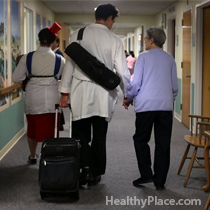 Quando una paziente affetta da demenza o alzheimer lascia l'ospedale, potrebbe essere in grado di tornare a casa o saranno necessarie altre condizioni di vita. Ecco cosa considerare.