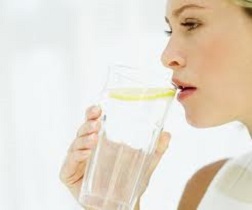 Dovresti provare una disintossicazione dell'acqua se ti senti lento e generalmente malato. Funziona veramente! Leggi di più sul perché dovremmo disintossicarci con l'acqua e su come farlo. 