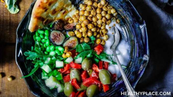 Le diete vegane, le diete vegetariane e le diete povere di carboidrati possono causare o peggiorare la depressione e la salute mentale in generale. Dettagli su HealthyPlace.