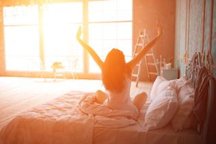 Dormire bene è una lotta per le persone che vivono con disturbo bipolare. Le fluttuazioni dell'umore incidono sulla routine del sonno. Prova questi suggerimenti per dormire bene.