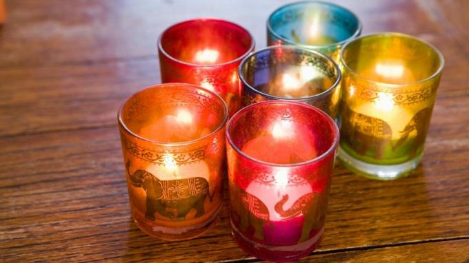 Le candele con luci soffuse creano un ambiente rilassante per i bambini ADHD.