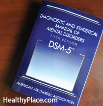 Esistono quattro tipi di sintomi PTSD nel DSM, ma mancano i sintomi del PTSD nel DSM-5? Scopri altri sintomi con persone con esperienza di PTSD.