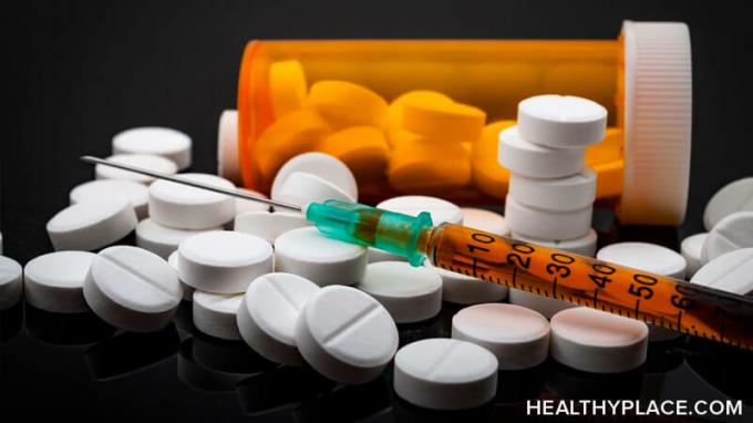 Scopri i tipi di oppioidi e gli esempi di oppioidi per aiutarti a identificare quali farmaci sono oppioidi. Informazioni dettagliate su HealthyPlace.