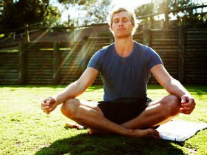 Scopri gli innumerevoli benefici dello yoga, tra cui calmare la mente e tenere sotto controllo le tue emozioni.
