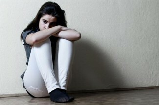 Quando la depressione ti colpisce inaspettatamente, potresti sentirti frustrato nel tentativo di respingere il bisogno di autolesionismo e trovare il motivo dietro la depressione. 