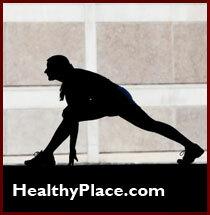 La triade dell'atleta femminile è definita come la combinazione di alimentazione disordinata, amenorrea e osteoporosi. Leggi le conseguenze della perdita di densità minerale ossea negli atleti.