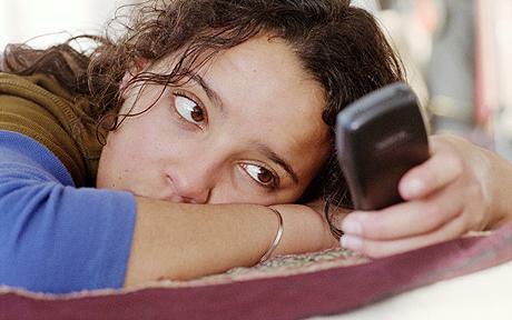 Con l'abuso di telefoni cellulari e social media nelle scuole, lo stress può aumentare e anche l'autolesionismo. Ridurre l'uso di telefoni cellulari e social media per ridurre lo stress.