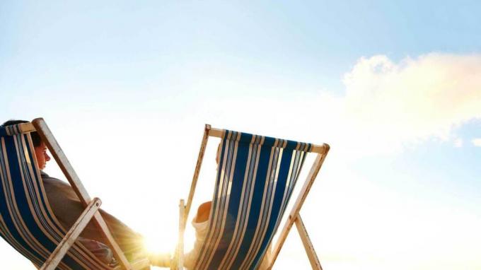 Sedie su una spiaggia, una vacanza rilassante per una mamma che sta vivendo il burnout