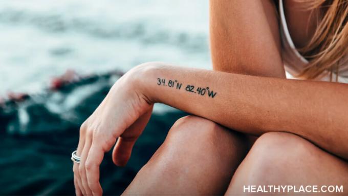 I tatuaggi positivi sono una nuova tendenza nella sfera del benessere mentale, ma possono renderti più felice? Scoprilo su HealthyPlace. 