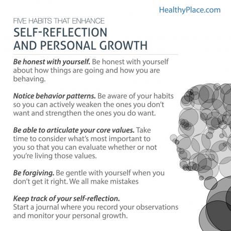 Poster con cinque suggerimenti sull'autoriflessione per raggiungere la crescita personale.