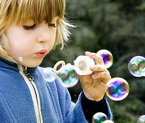 Le strategie di ansia scolastica aiutano bambini e adolescenti a gestire l'ansia da soli. Sintonizzati per apprendere alcune attività adatte all'età che riducono l'ansia scolastica.